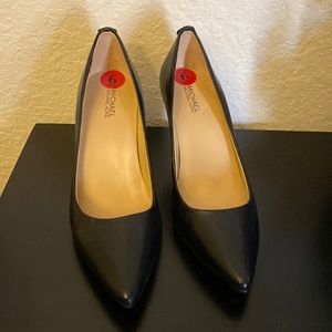 Michael Michael Kors Black leather pumps size 6